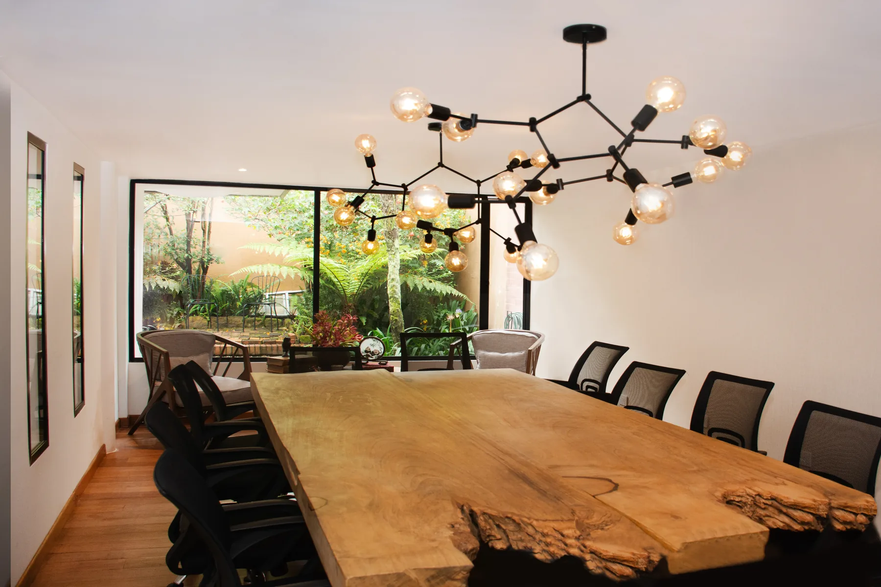 Sala de juntas de la oficina de Jurela & Asociados en Bogotá